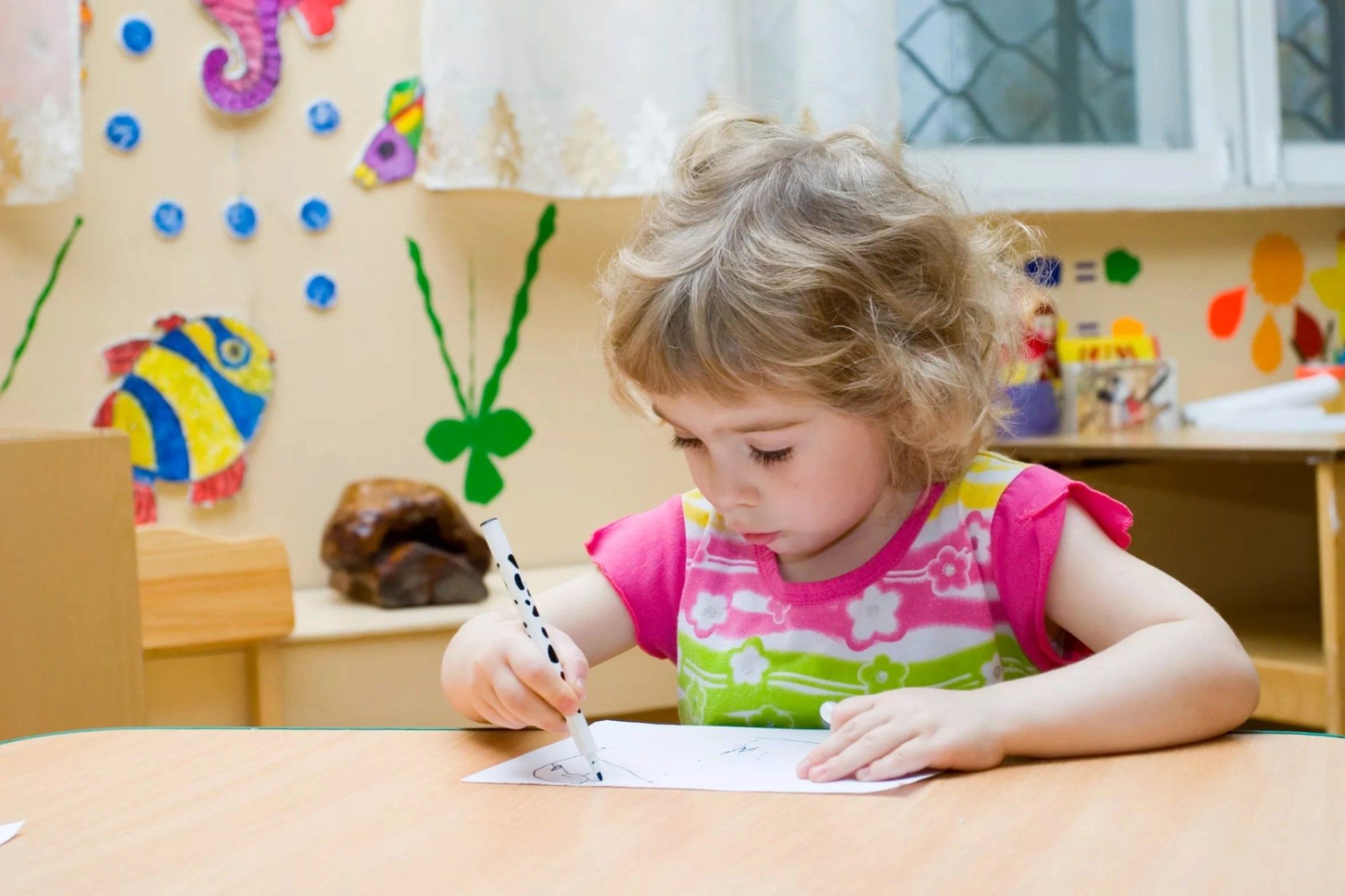 Ребенок любит писать. Занятия для детей. Малыши в детском саду. Рисование для детей. Дети дошкольники.