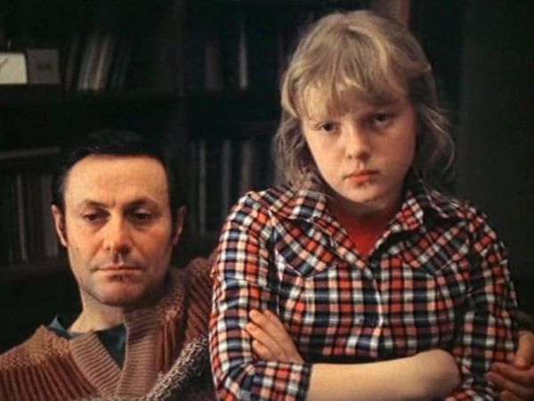 Юрий Соломин в роли Владимира Егорова и Маргарита Сергеечева в роли Риты в художественном фильме Аян Шахмалиевой «Свет в окне» (1980)