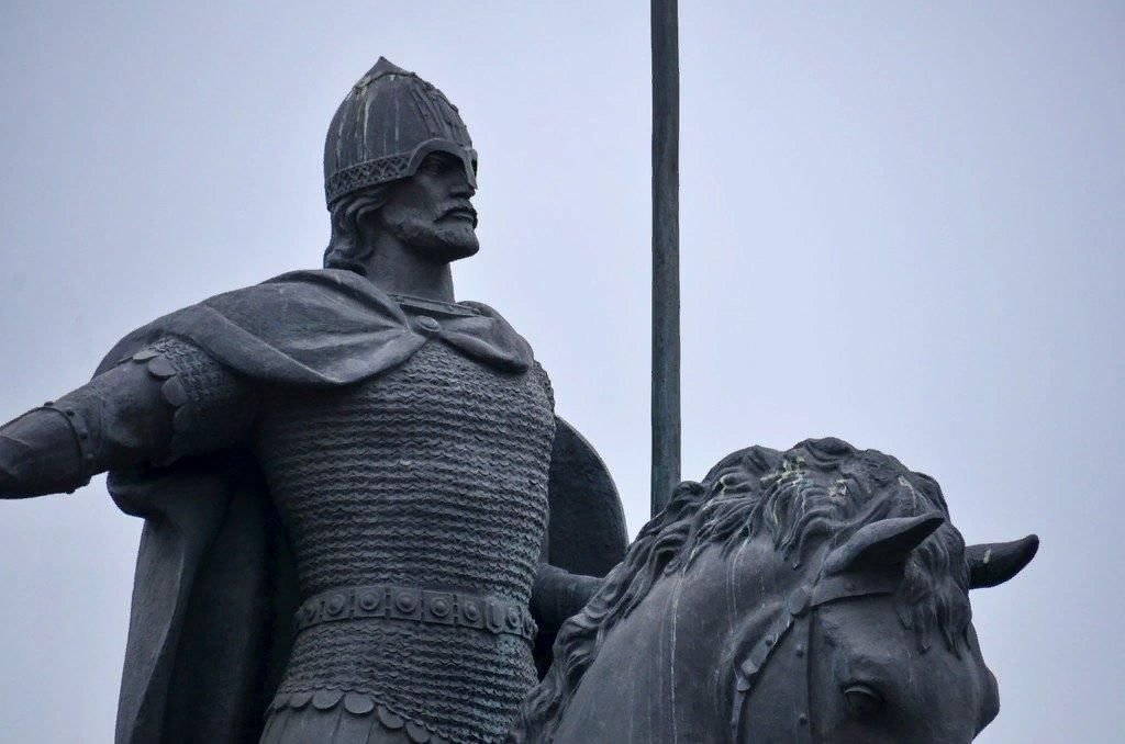 Александре невском памятники. Александр Невский памятник в Москве. Александр Ярославич Невский памятник. Памятник князю Александру Невскому в Санкт-Петербурге. Князь Александр Ярославович Невский памятник.