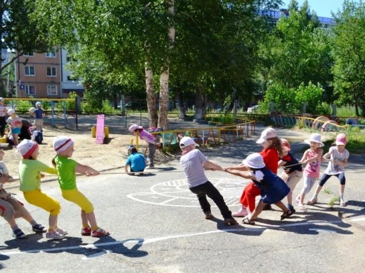 Подвижные игры на прогулке летом. Спортивные развлечения в детском саду летом. Физкультура на улице в детском саду. Физкультура в детском саду на улице летом. Развлечения на прогулке в детском саду.