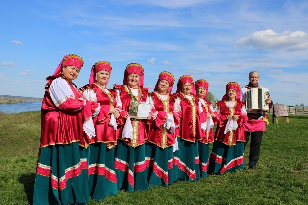 Ансамбль красная горка песни. Рязань ансамбль Россияночка. Красная горка Рязань. Россияночка костюм. Занимательная фольклористика край Мордовский.