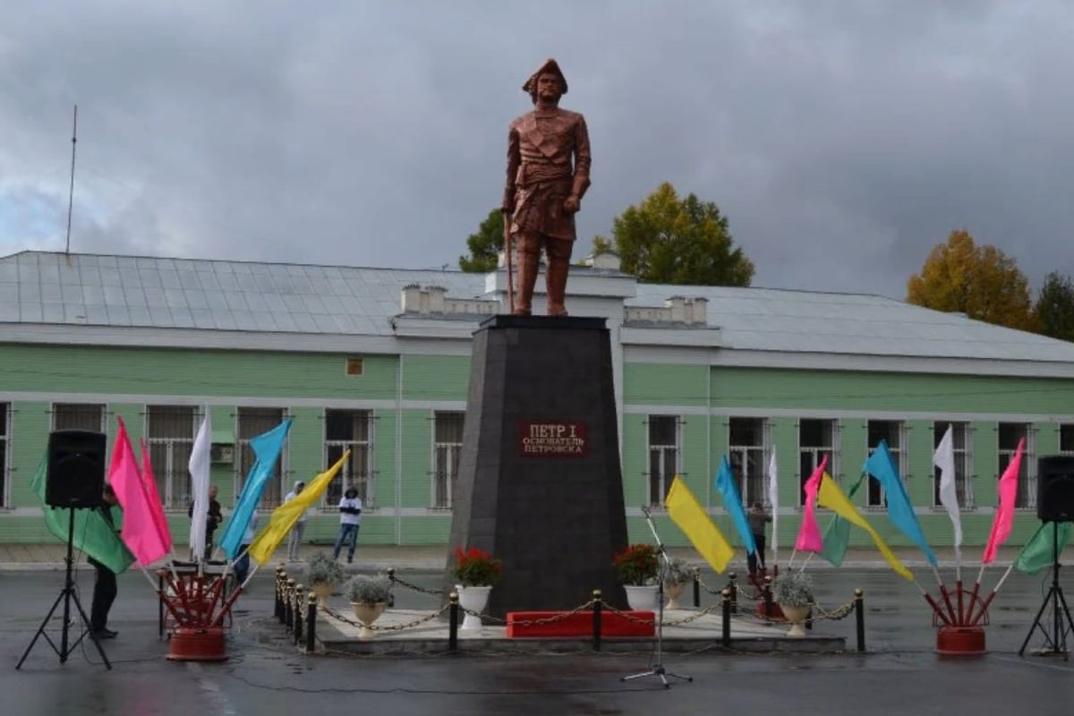 Петровск саратовской сайты. Петровск парк Татищевский район. Площадь Петровска Саратовской области.