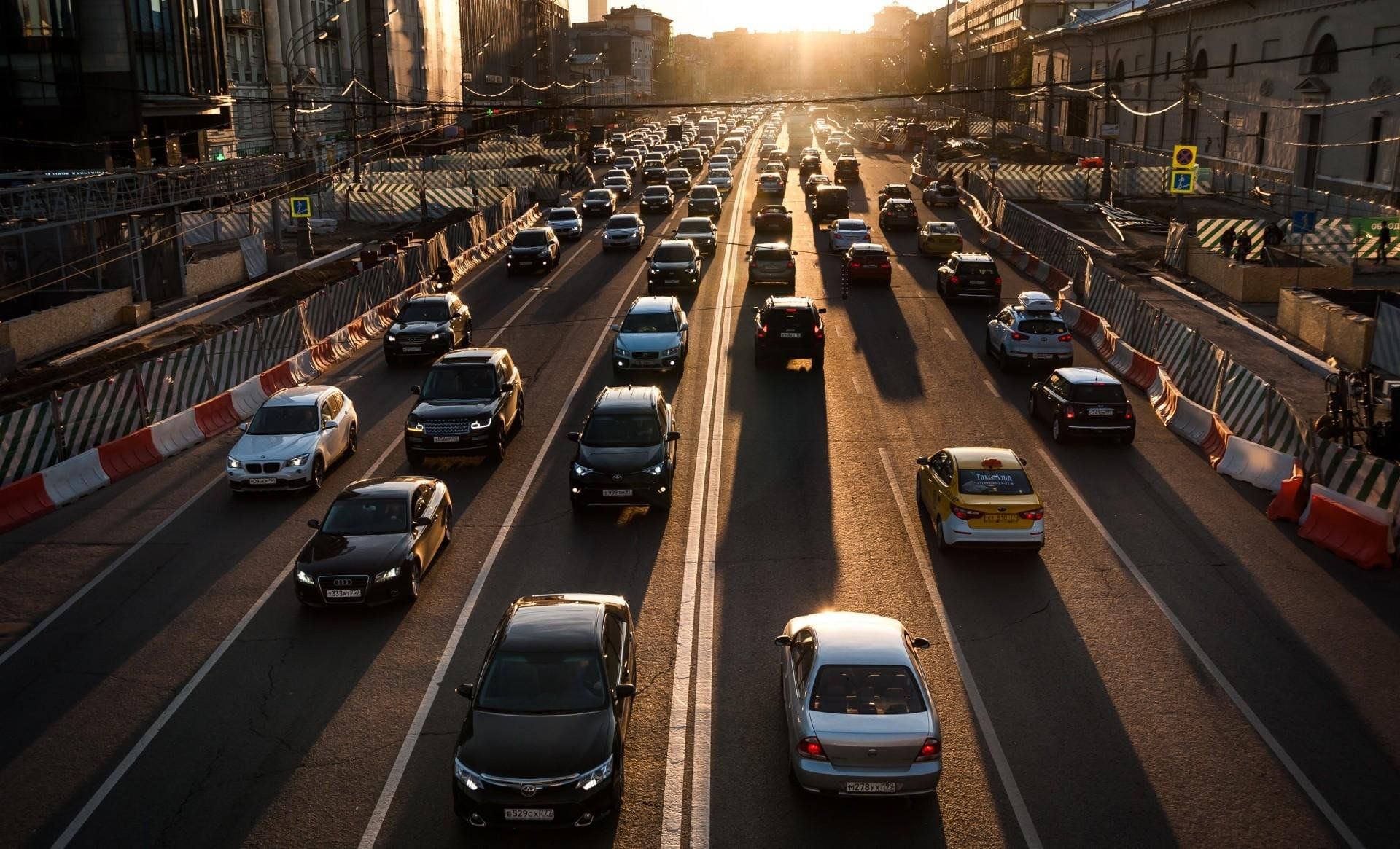 Traffic. Машина на дороге. Транспорт на дороге. Автомобильное движение. Автомобильная дорога в городе.