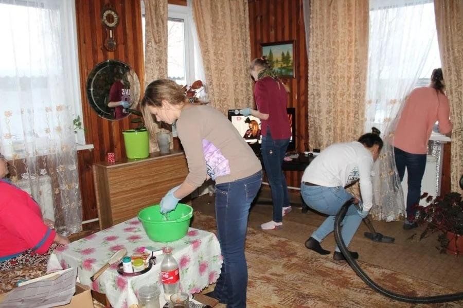 Живой ы помощи. Дом волонтера. Дети помогают пожилым людям. Уборка у пожилых. Волонтеры помогают пожилым.
