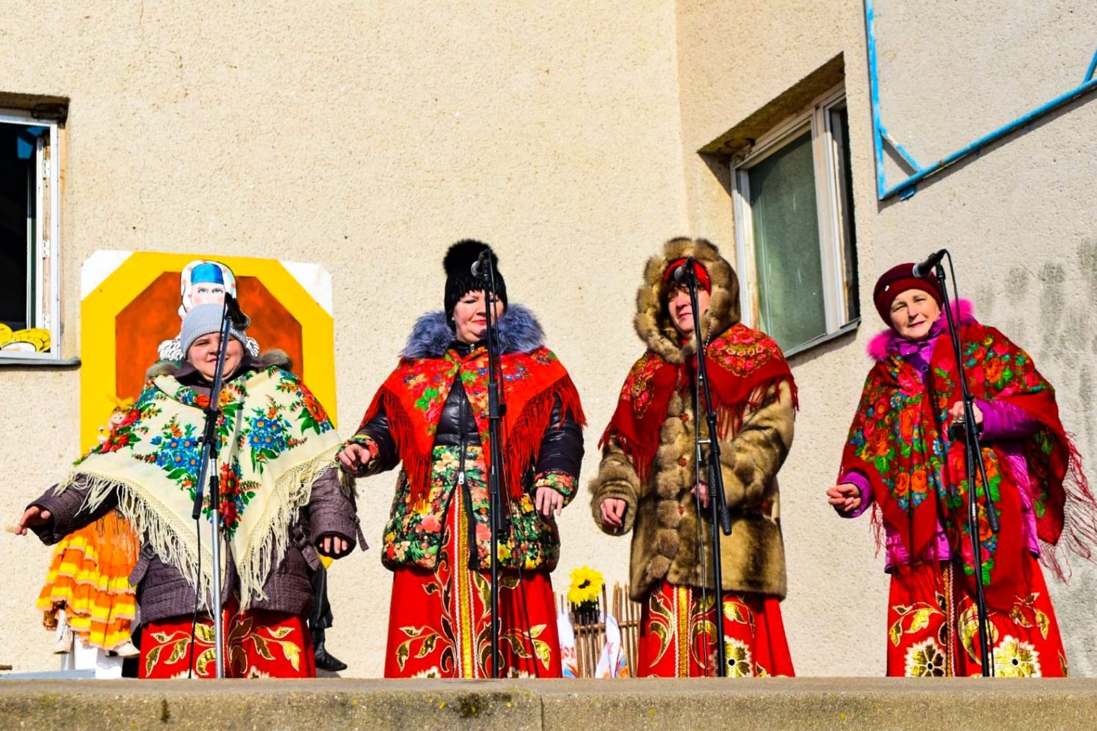 Ой маслена. Ой Масляна красота отворяй-ка ворота. Масленица в сельском доме культуры фото. Картинки Масленица пришла отворяй ворота. Развлечение эх Масленица красота открывай ка ворота