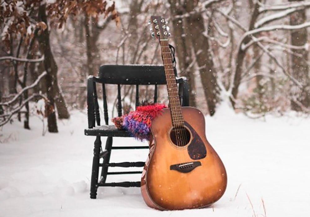 Зима музыка автор. Музыкальная зима. Зимняя мелодия. Зимний блюз. Зима и музыкальные инструменты.