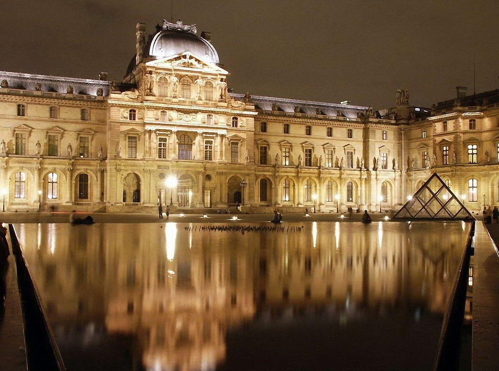 Лувр париж. Франция дворец Лувр. Королевский дворец Лувр. Художественный музей Лувр. Лувр Париж здание.