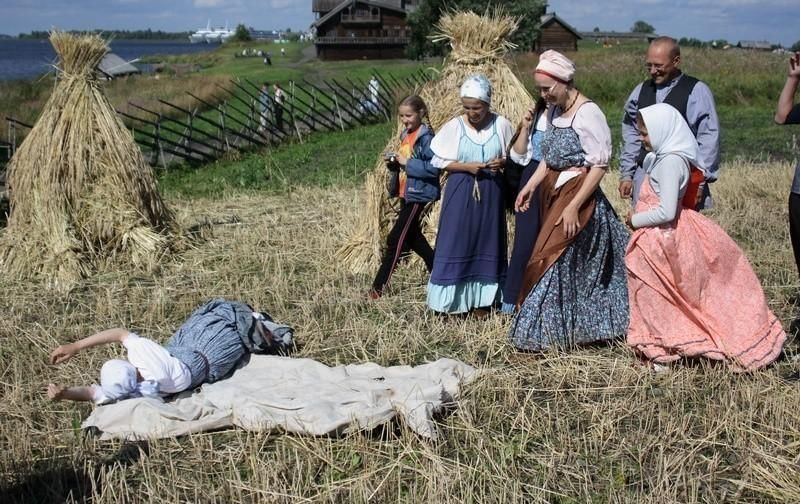 Рисунок как лучшая в селе жница зажинает первый сноп на поле