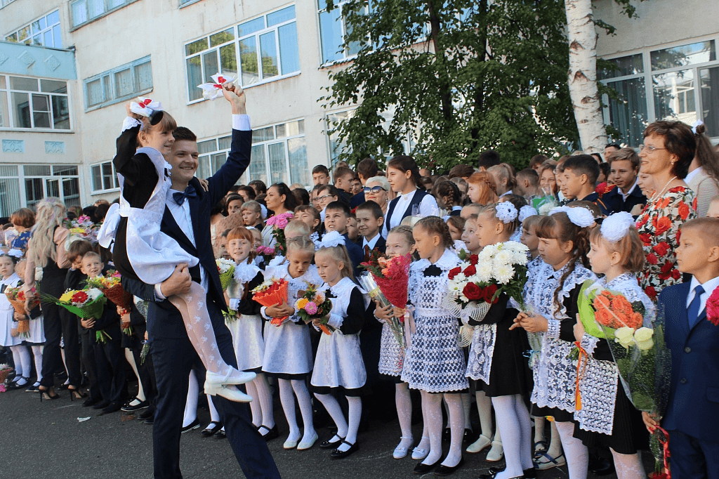 Сколько проходит 1 сентября. 30 Школа Саранск. Школа 1 Саранск. Школа номер 30 Саранск. Торжественная линейка в школе.