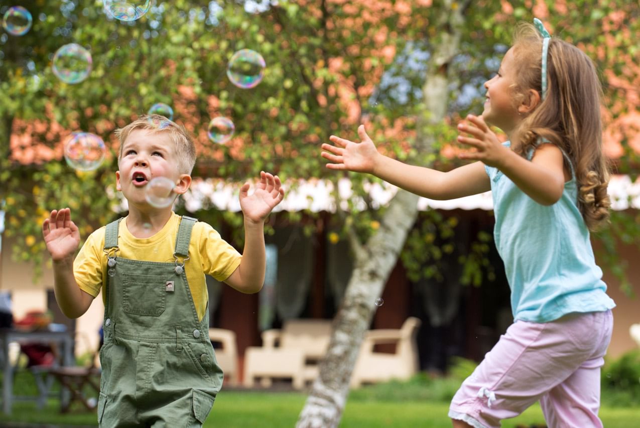 Children fotos. Дети улицы. Играющие дети. Дети веселятся. Дети играющие в саду.