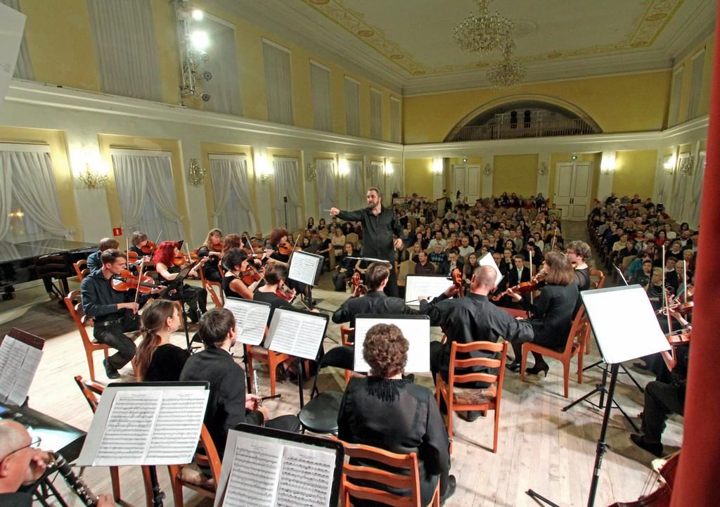 Концертные залы смоленска. Смоленская филармония. Камерный оркестр Смоленской филармонии. Филармония Смоленск зал. Смоленская филармония Певцы.