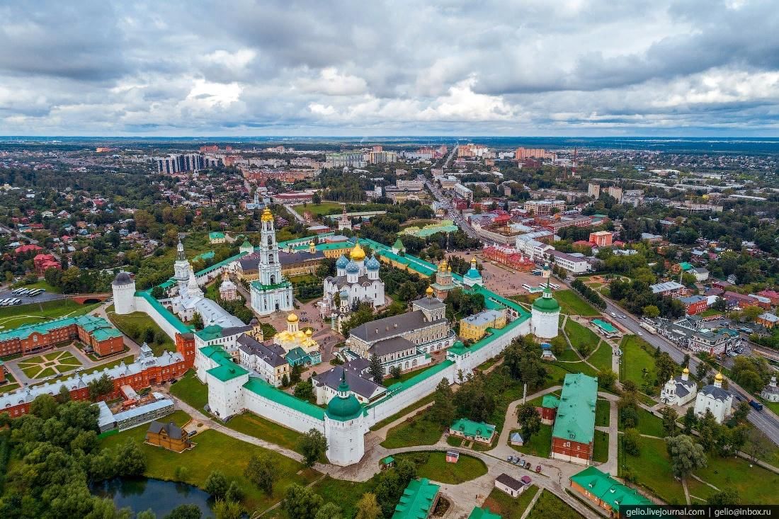 Москов область. Сергиев Посад Троице-Сергиева Лавра с высоты. Сергиев Посад город с высоты птичьего полета. Сергиев Посад Лавра с высоты птичьего полета. Лавра в Сергиевом Посаде с высоты.