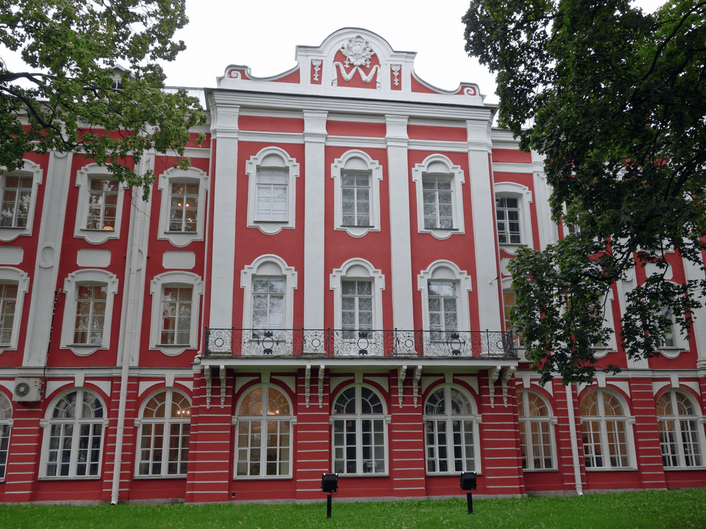 Здание Двенадцати коллегий. Санкт-Петербург. Фотография: Тулип / <a href="https://commons.wikimedia.org/wiki/File:%D0%A1%D0%B0%D0%BD%D0%BA%D1%82-%D0%9F%D0%B5%D1%82%D0%B5%D1%80%D0%B1%D1%83%D1%80%D0%B3_%D0%91%D0%B8%D1%80%D0%B6%D0%B5%D0%B2%D0%B0%D1%8F_%D0%BB%D0%B8%D0%BD%D0%B8%D1%8F,_2.jpg" target="_blank" rel="noopener">Wikimedia Commons</a> / <a href="https://creativecommons.org/licenses/by-sa/4.0/" target="_blank" rel="noopener">CC BY-SA 4.0</a>