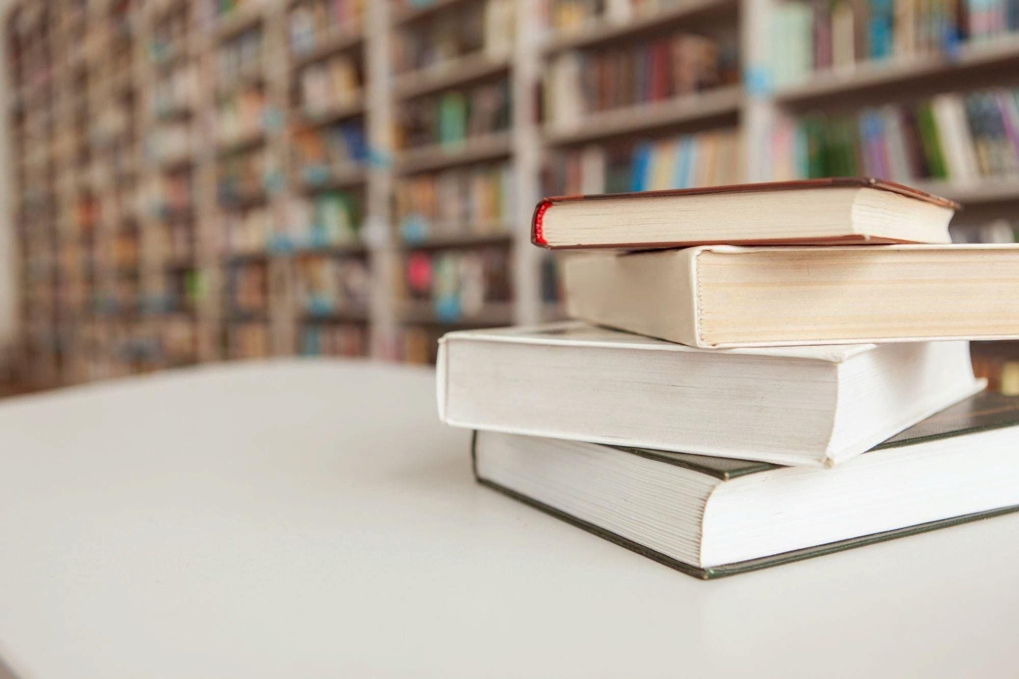 Па книг. Стопка книг. Стопка книг в библиотеке. Стопка книжек на столе. Стол «книга».