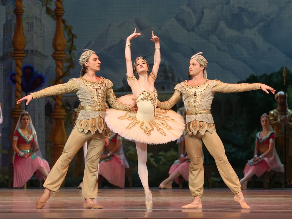 Сцена из балета Андриса Лиепы «Баядерка». Государственный Кремлевский дворец, Москва, 2016 год. Фотография: ТАСС
