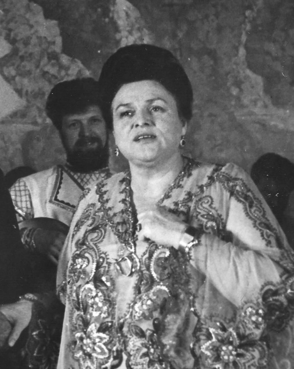 Людмила Зыкина на сцене Дома культуры. Село Мальцево, Курганская область, 1987 год. Фотография: Дом-музей Т.С. Мальцева, село Мальцево, Курганская область