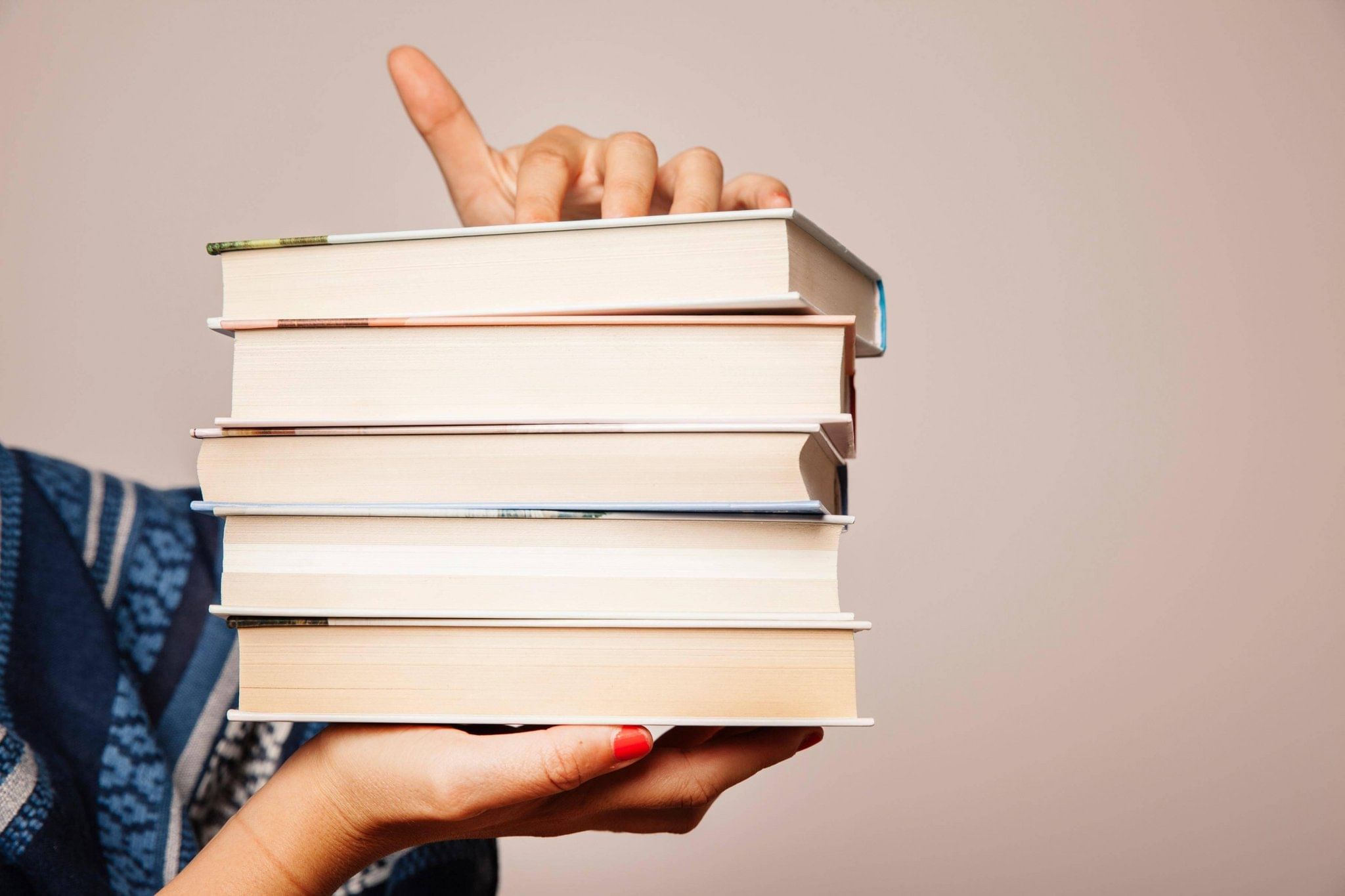 Собирайте книги и если от книг становится. Книга в руках. Педагог с книгой. Рука держит книгу. Сувениры связанные с книгами