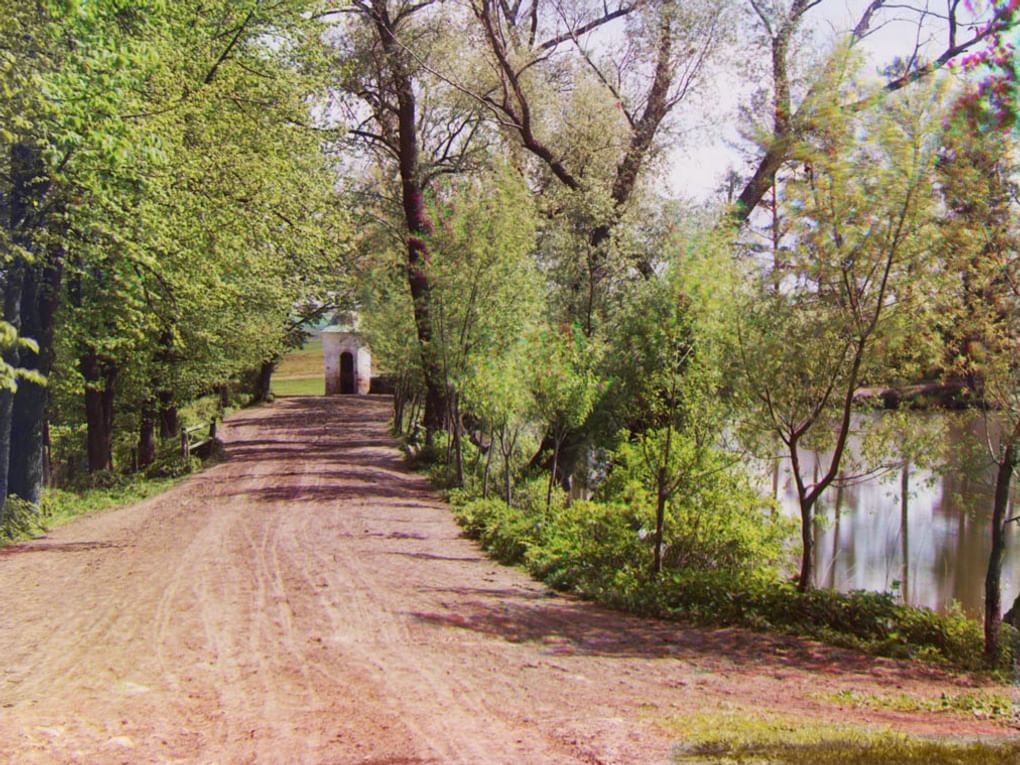 Ясная Поляна. Главный въезд в усадьбу Льва Толстого. Ясная Поляна, Тульская губерния, 1908 год. Фотография: Сергей Прокудин-Горский / Библиотека Конгресса США, Вашингтон, США / <a href="http://www.prokudin-gorskiy.ru/" target="_blank">prokudin-gorskiy.ru</a>