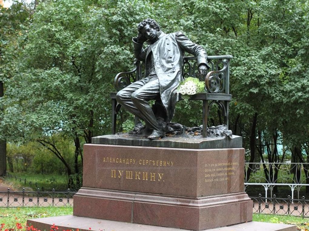 Памятник Александру Пушкину в Царском Селе. Пушкин, Санкт-Петербург. Фотография: Дмитрий Неумоин / фотобанк «Лори»