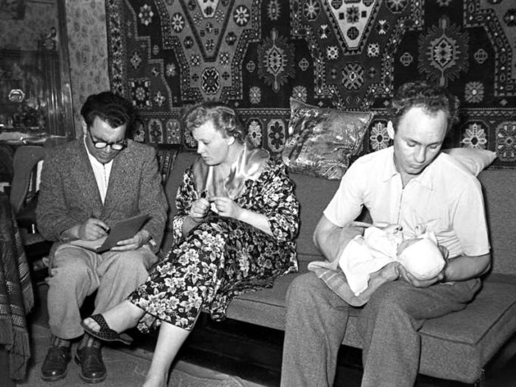 Алла Ларионова с мужем — актером Николаем Рыбниковым (справа) и ребенком. Москва, 1957 год. Фотография: Семен Мишин-Моргенштерн / Мультимедиа Арт Музей, Москва