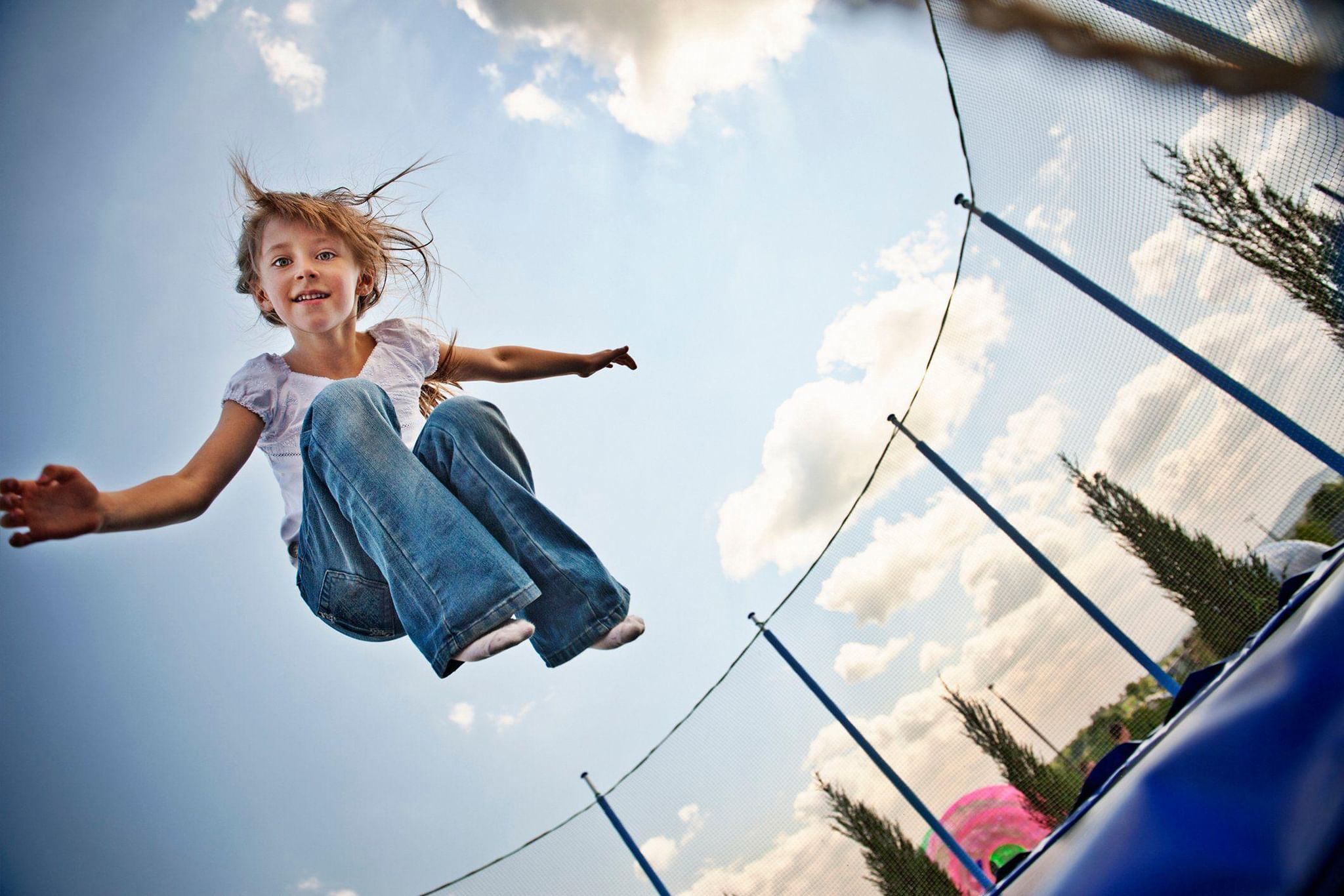 Фото девочка прыгает