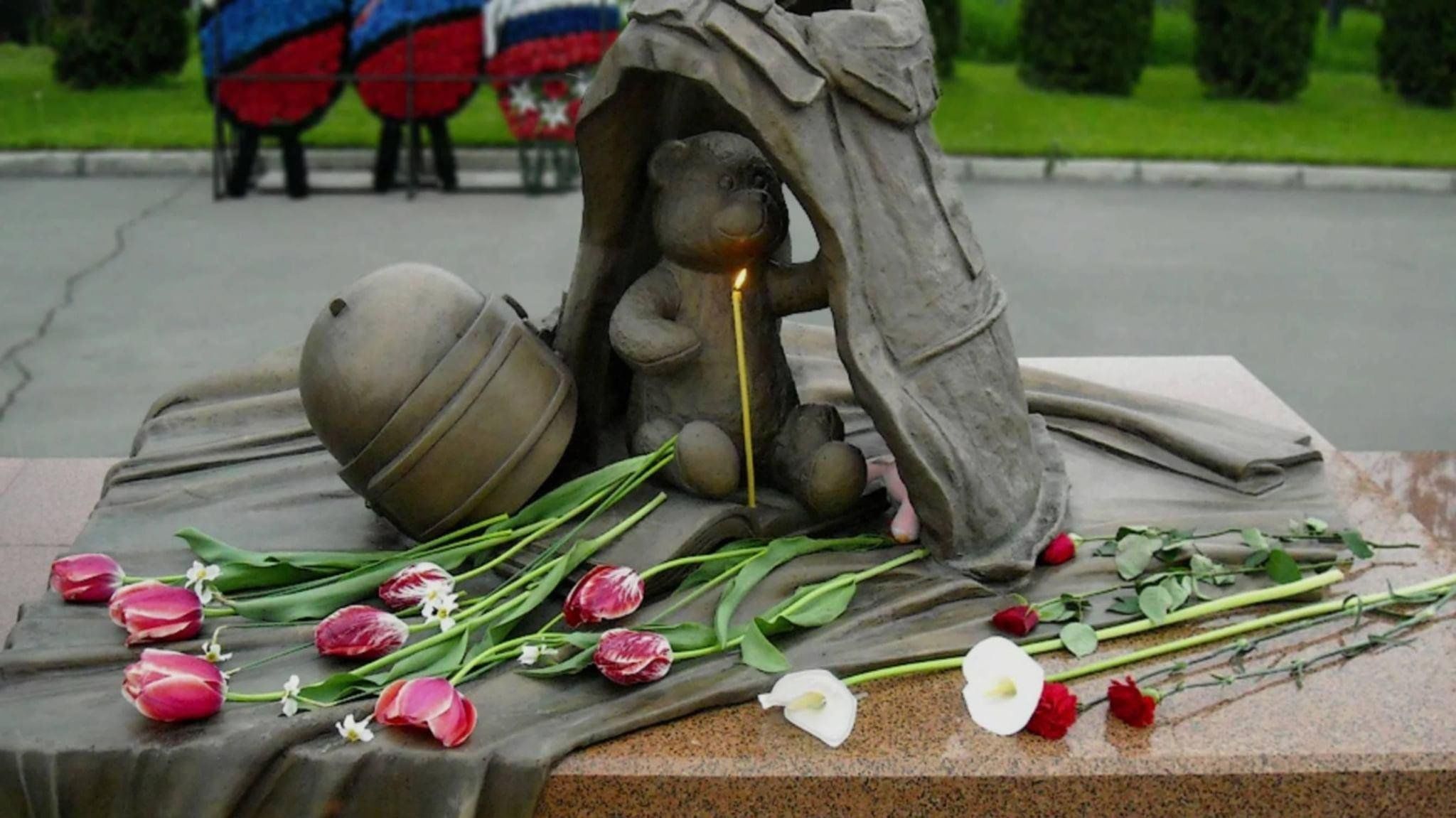 22.03 24 память. День борьбы с терроризмом памятник. Памятники в борьбе с терроризмом в Беслане. День солидарности в борьбе с терроризмом. День памяти и скорби.