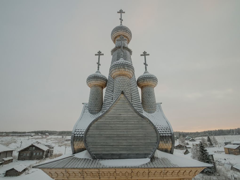 Деревянные купола, лемех и кресты на храме Богоматери Одигитриевской. Кимжа, Архангельская область. Фотография: Сергей Яковлев / фотобанк «Лори»