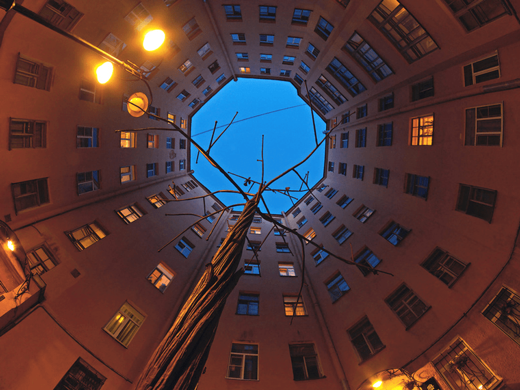 Двор-колодец в Санкт-Петербурге. Фотография: Юлия Васюнцова / фотобанк «Лори»