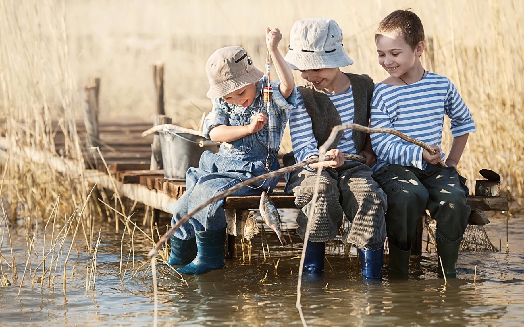 Сюжетные фотографии. Дети на рыбалке. Мальчишки на рыбалке. Мальчик на рыбалке.