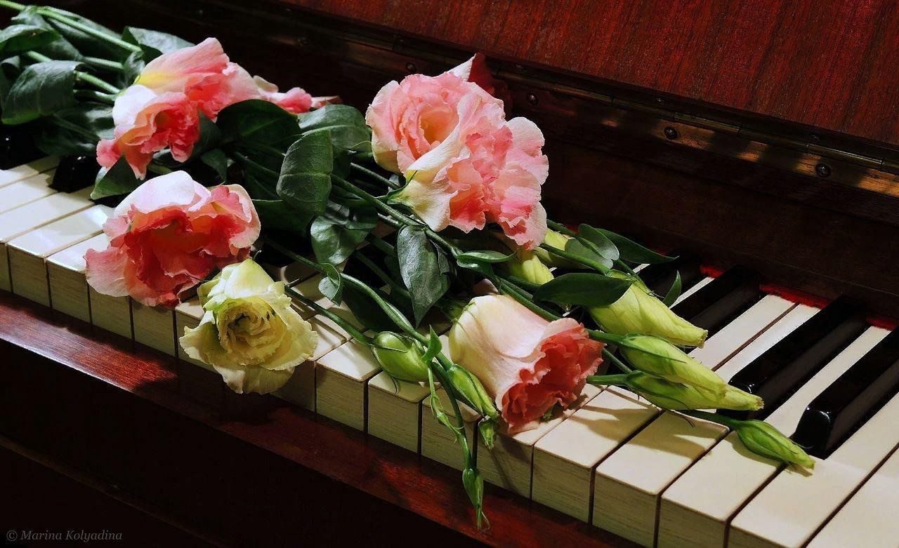 Песня спасибо музыка. Рояль с цветами. Цветы на пианино. Пианино с цветами. Музыкальный букет.