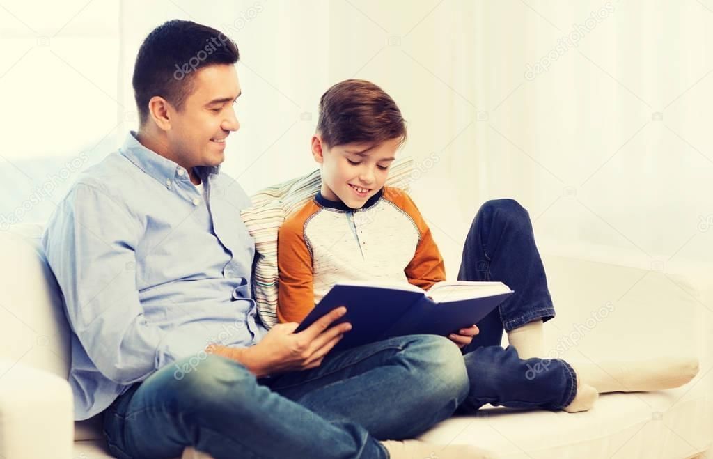 Коля с папой прочитали о важности введения. Совместное чтение родителей с детьми. Мальчик с папой. Вместе с папой. Папа читает Библию