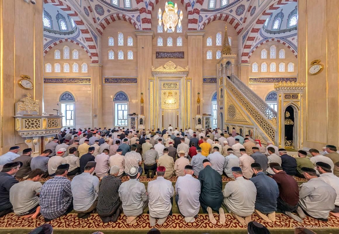 Азан в джума мечети. Михраб сердце Чечни. Мечеть имени Ахмата Кадырова сердце Чечни внутри. Мечеть «сердце Чечни».