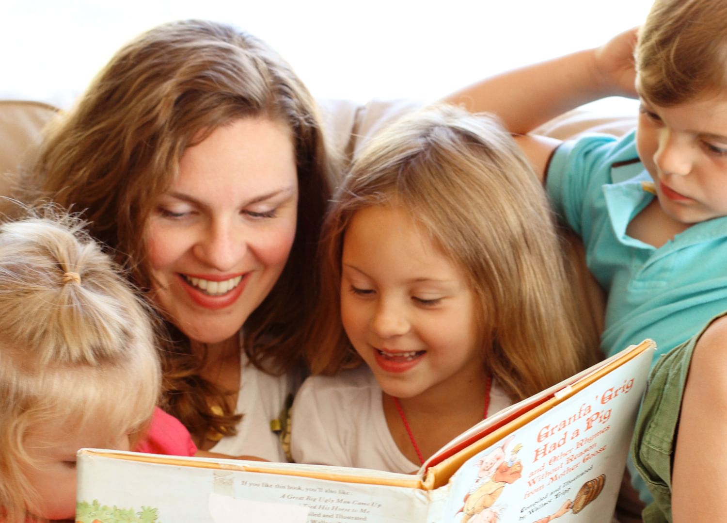 Мама учит читать. Чтение для детей. Чтение книг детям. Ребенок читает книгу. Мама читает книгу ребенку.