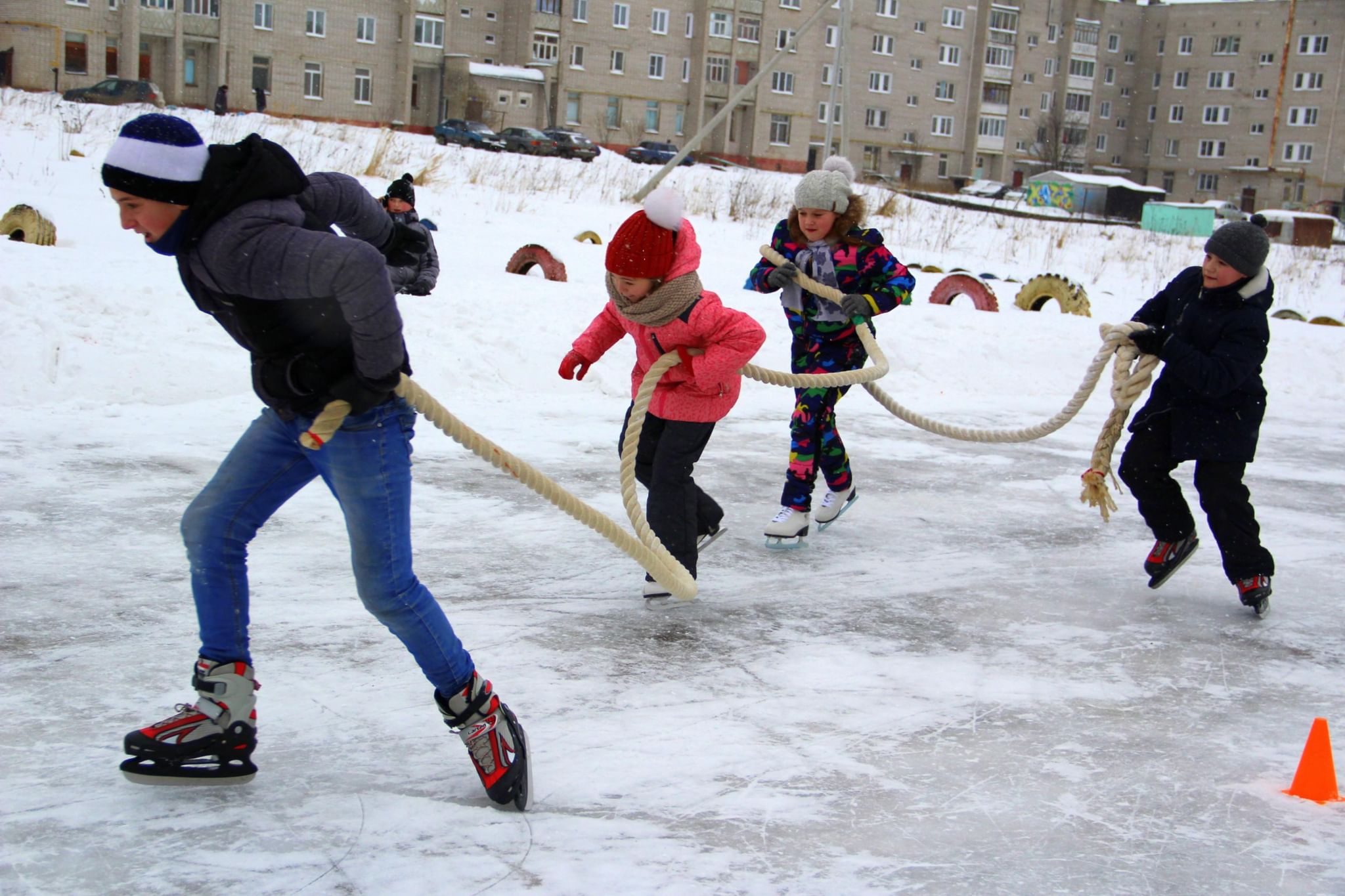 Командная игра на льду. Эстафеты на коньках. Эстафеты на катке. Спортивные эстафеты на льду. Веселые старты на катке.