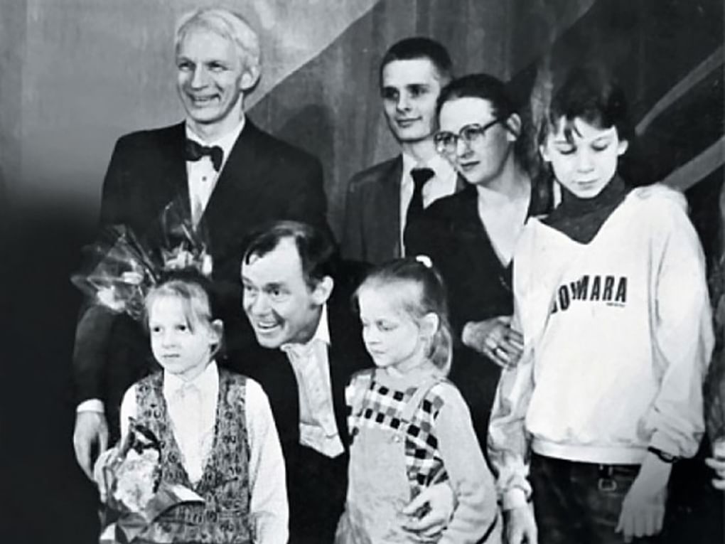 Валерий Носик (сидит) с сыном Александром (в верхнем ряду в центре), братом Владимиром (слева), его женой Еленой Зиничевой и племянниками Дашей, Катей, Тимофеем (крайний справа). Фотография: fishki.net