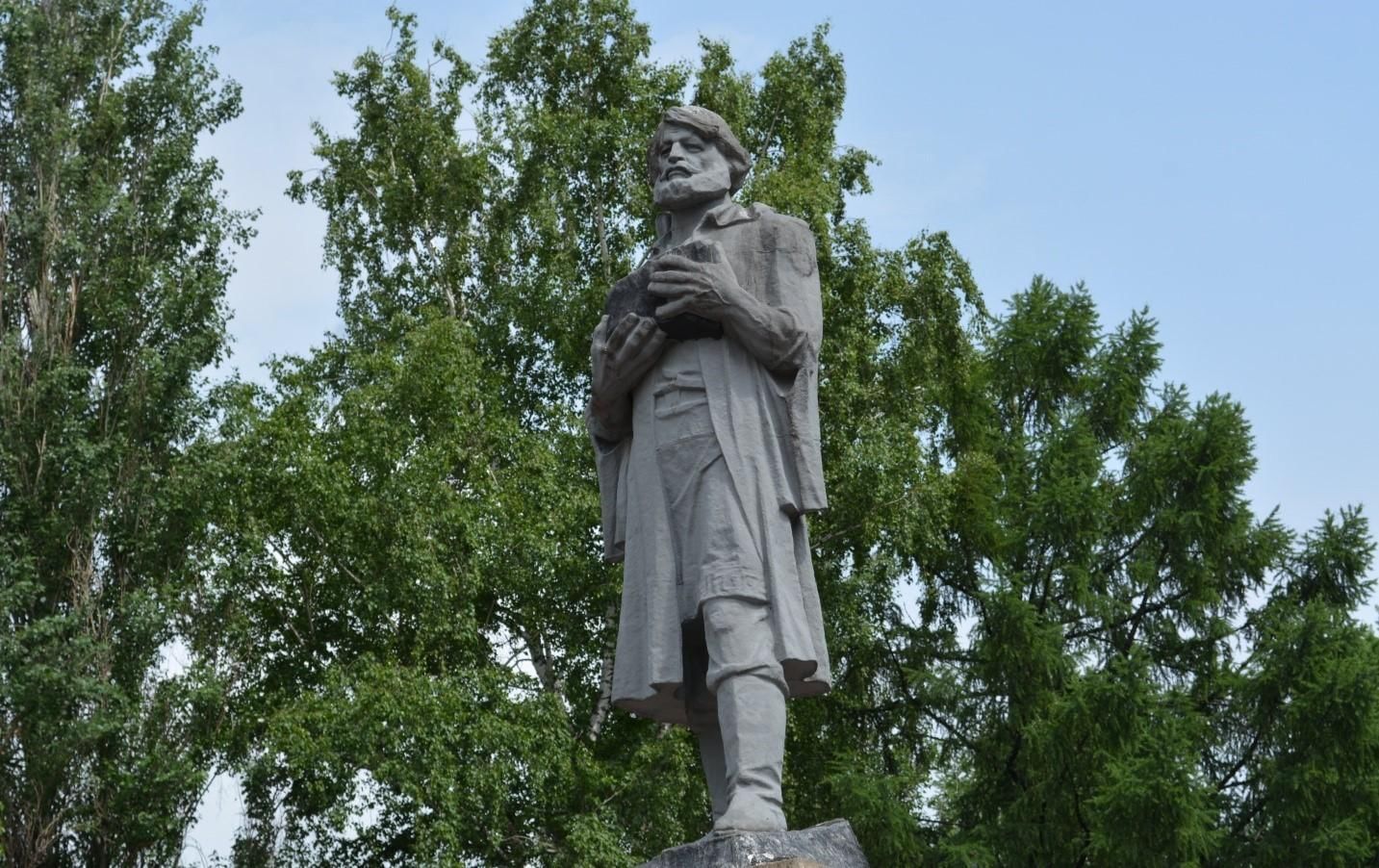 Памятник Михайло Волкову в Кемерово