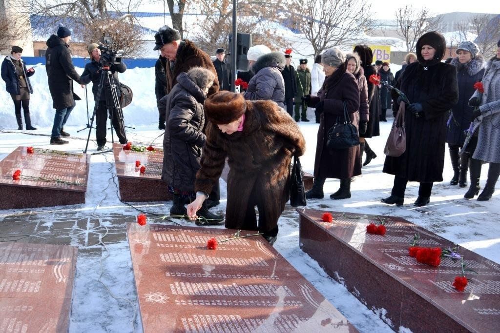 Новости чернянка белгородская. День освобождения Чернянки. Чернянка памятник Скорбящей матери. Чернянка сквер Скорбящей мать. День освобождения Чернянки Белгородская область от фашистов.