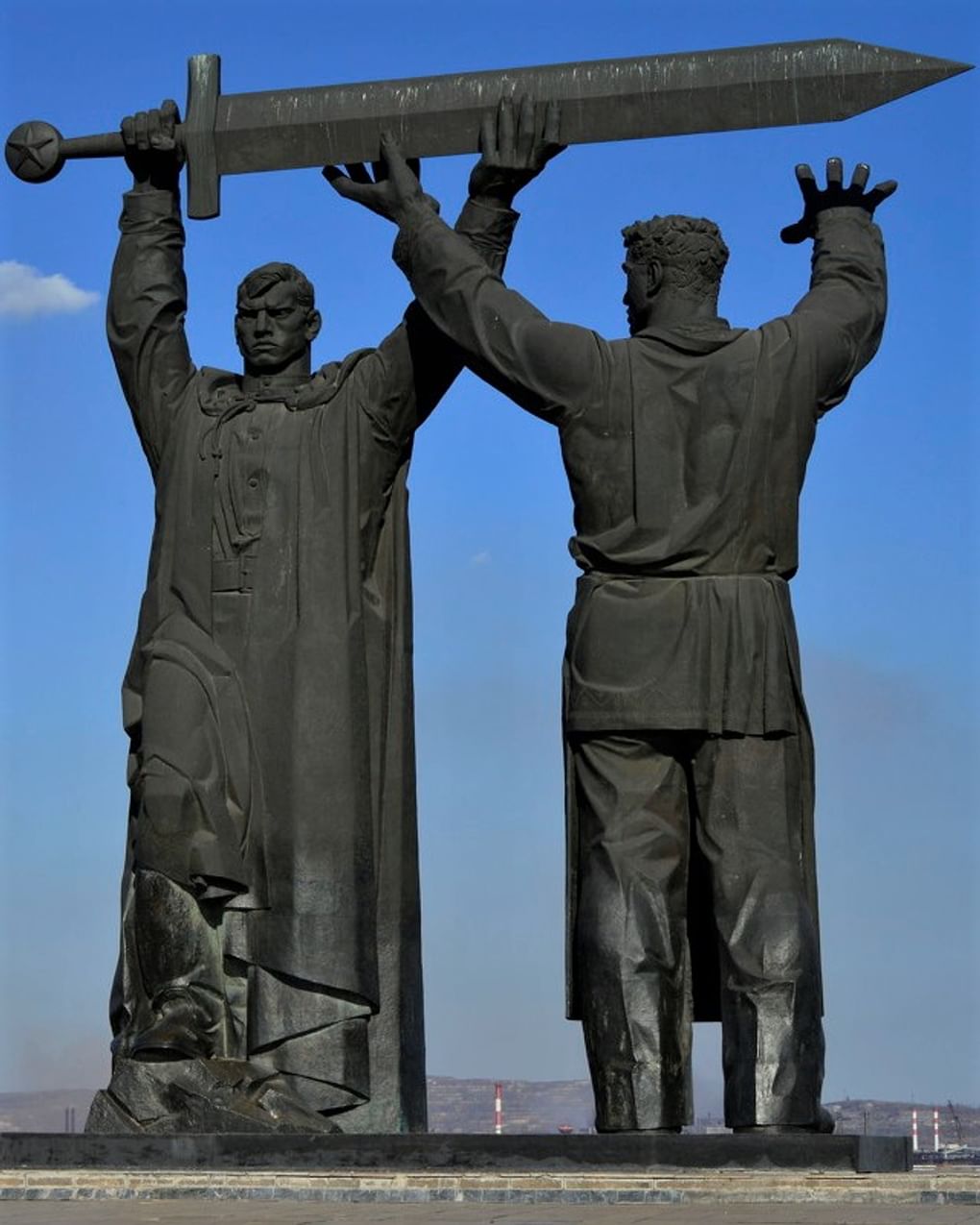 Монумент «Тыл — фронту». Скульптор Лев Головницкий, архитектор Яков Белопольский. Магнитогорск. 1979. Фотография: <a href="https://rusmuseumvrm.ru/data/offices/magnitogorsk/index.php#slide-4" target="_blank" rel="noopener">rusmuseumvrm.ru</a>