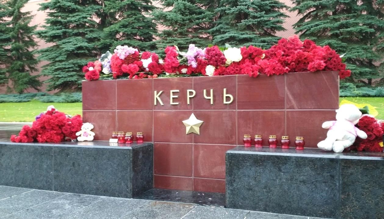 Герой керчи. Аллея городов-героев в Александровском саду Одесса. Стелы городов героев в Александровском саду. Памятник городам героям в Александровском саду. Мемориал в Московском Александровском саду из красного порфира.