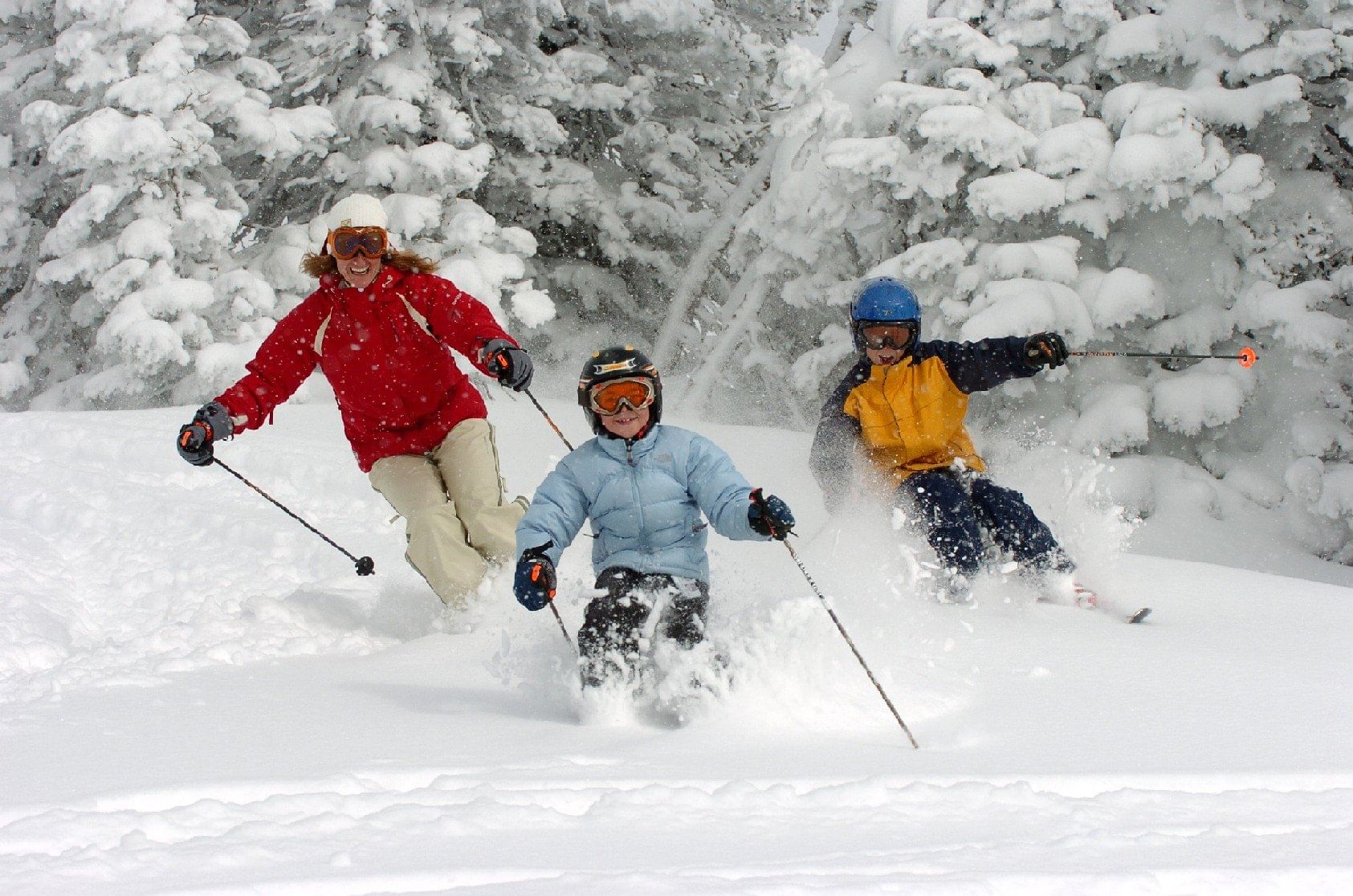 Зимний день и лыжи. Зимние развлечения. Катание на лыжах. Всемирный день снега. Зимние спортивные забавы.