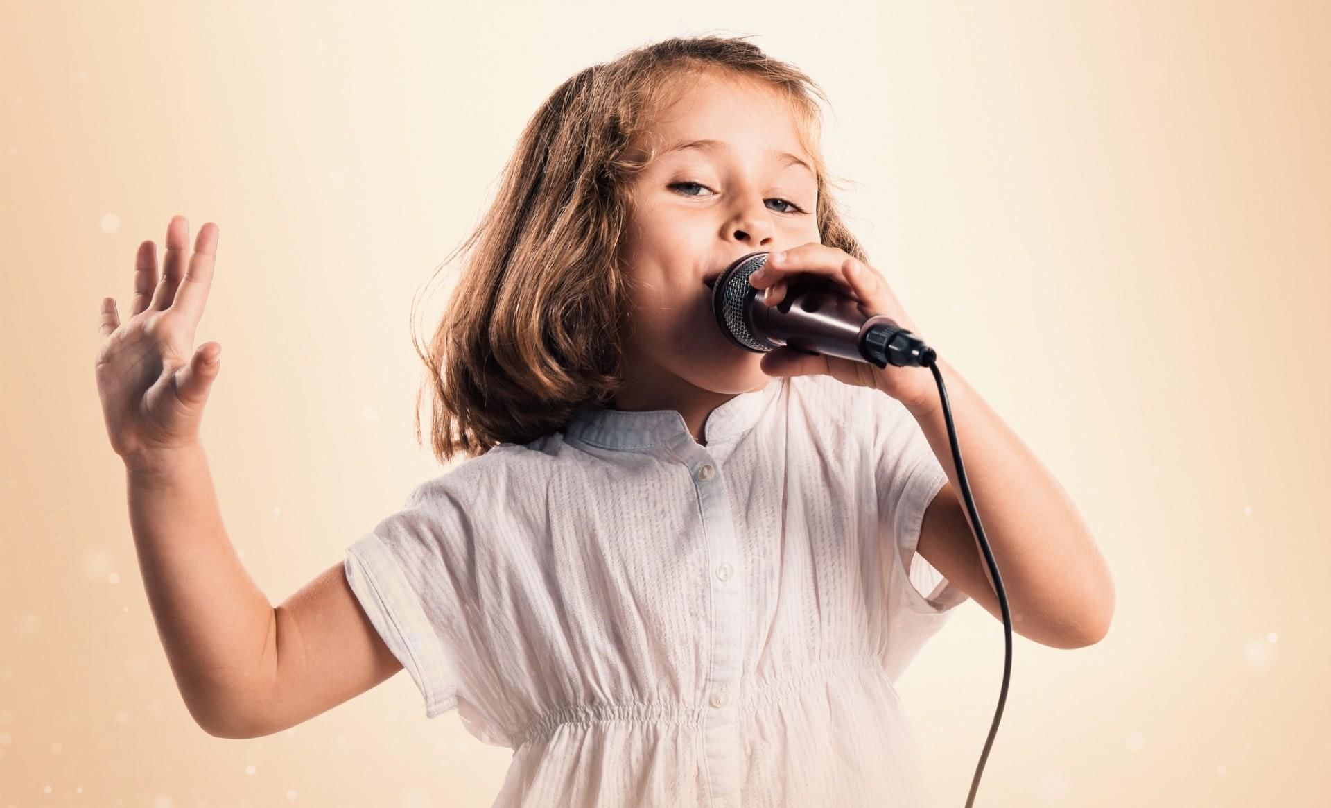 Голос без микрофона. Уроки вокала для детей. Дети поют. Ребенок с микрофоном. Вокал дети.