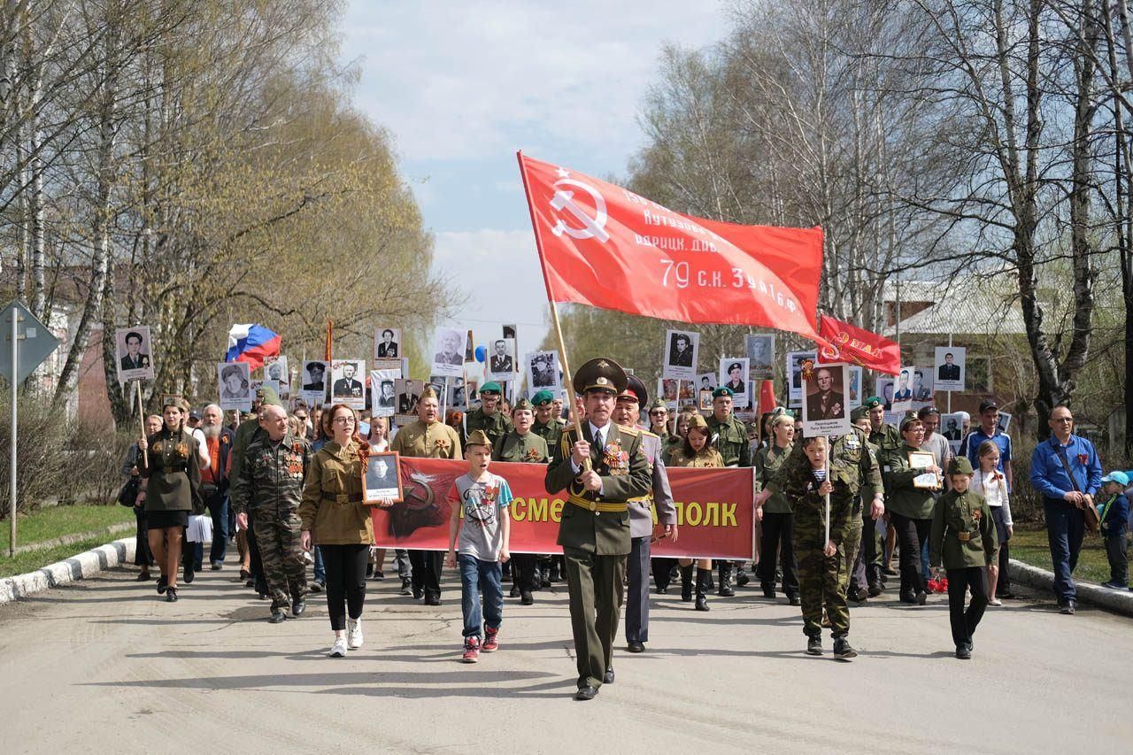 Первый бессмертный. Бессмертный полк Томск 2012. Первый Бессмертный полк в Томске. Бессмертный полк Ревда 2016 год. Бессмертный полк Екатеринбург.