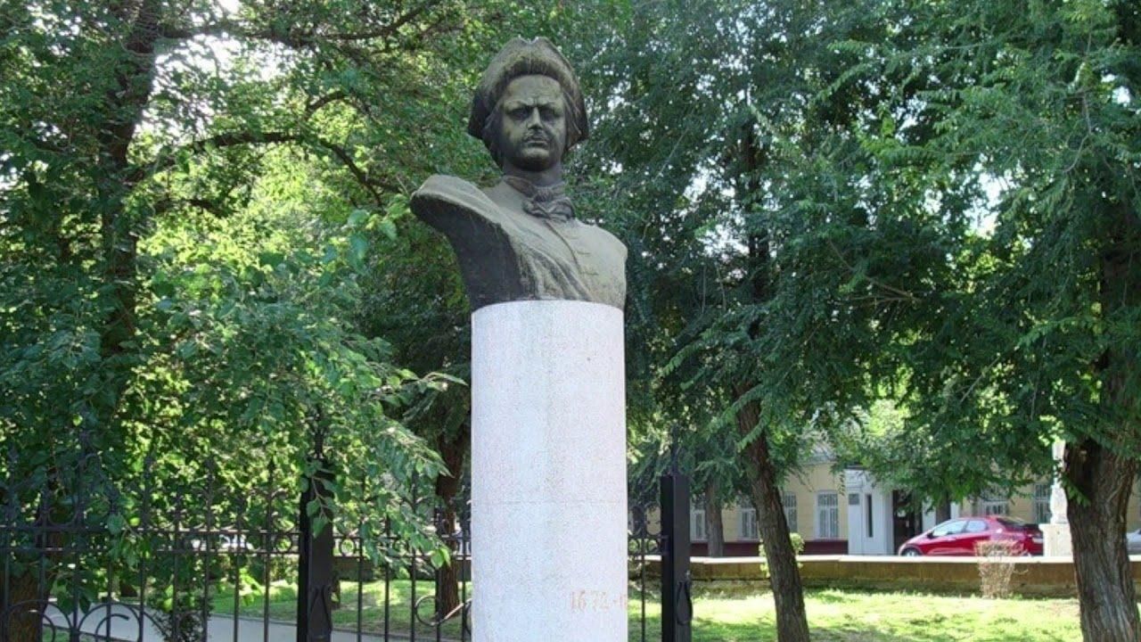 Волгоград первая первая. Памятник Петру 1 в Волгограде. Памятник Петру первому в Волгограде. Бюст Петра 1 Волгоград. Памятник-бюст Петру i в Волгограде.