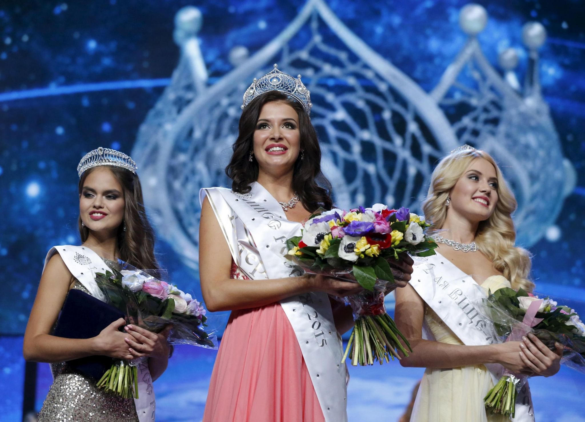 Награда победительнице конкурса красоты. Мисс Россия 2015 победительница.