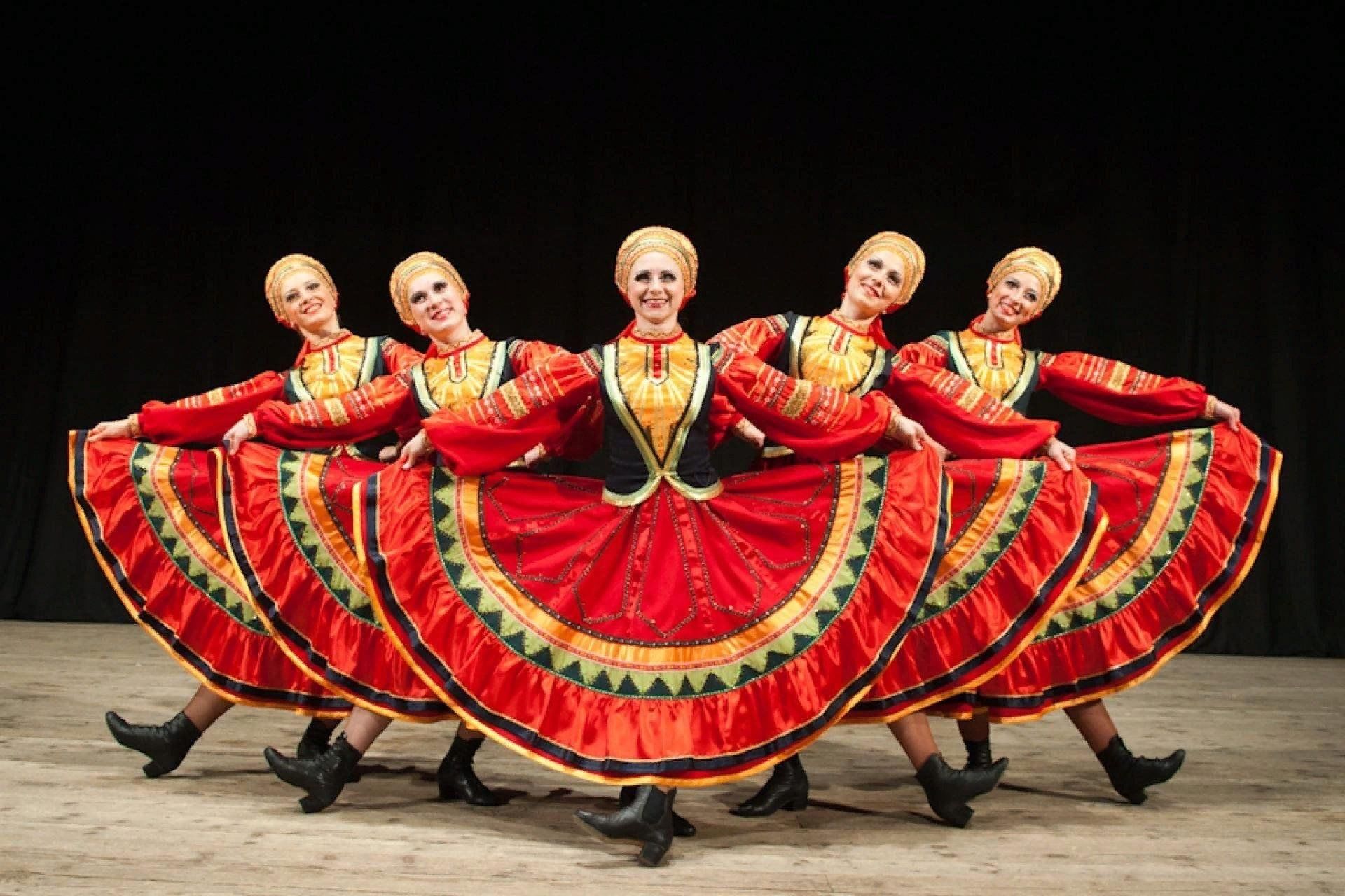 Русские народные танцы с резкой сменой фигур увлекают зрителей в вихре танцевальной эйфории