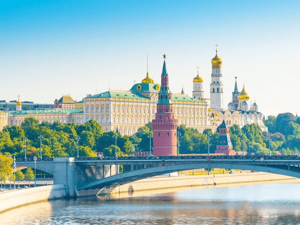 Вид на Кремль с Патриаршего моста. Москва. Фотография: E. O. / фотобанк «Лори»