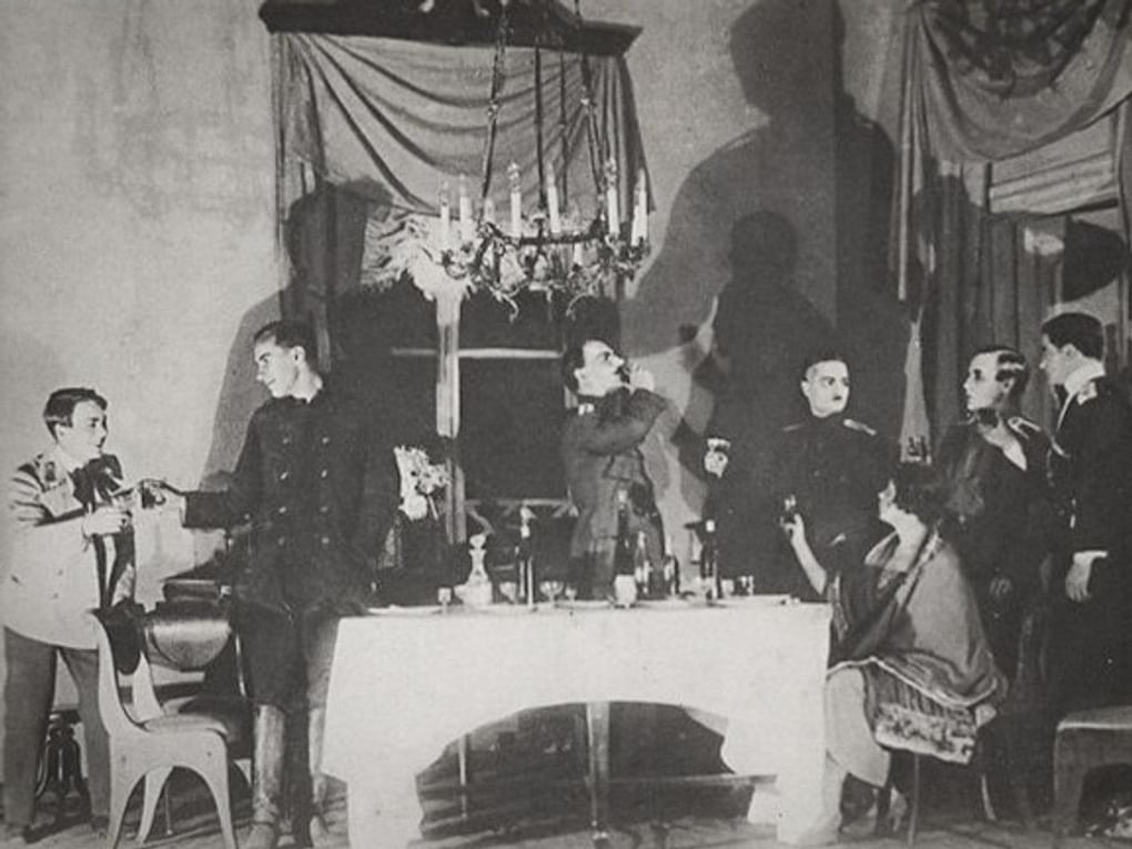 Сцена из спектакля Ильи Судакова «Дни Турбиных». 1926. Московский художественный академический театр имени А.П. Чехова, Москва. Мультимедиа арт музей, Москва