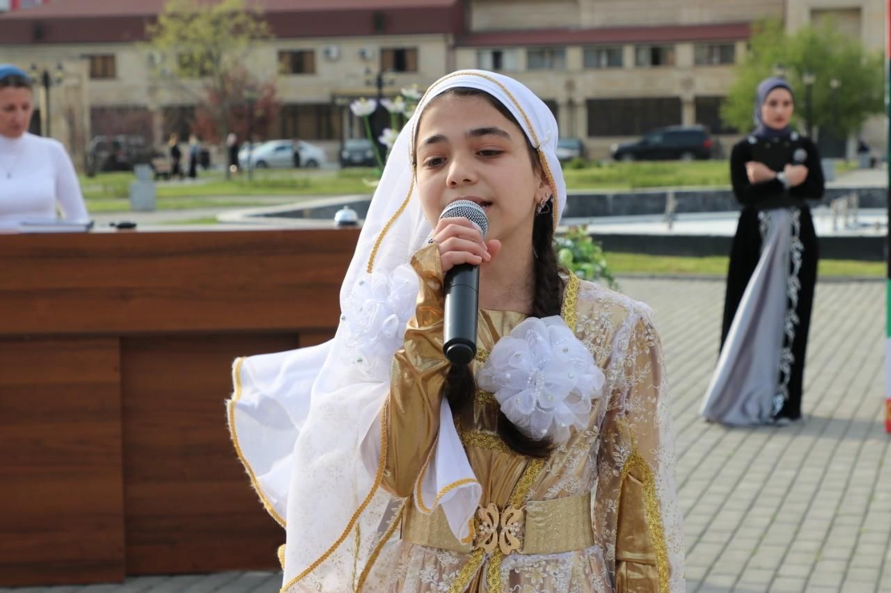 Какой праздник в чечне. День чеченского языка. С праздником на чеченском языке. День чеченского языка чеченка. Мероприятие ко Дню чеченского языка.