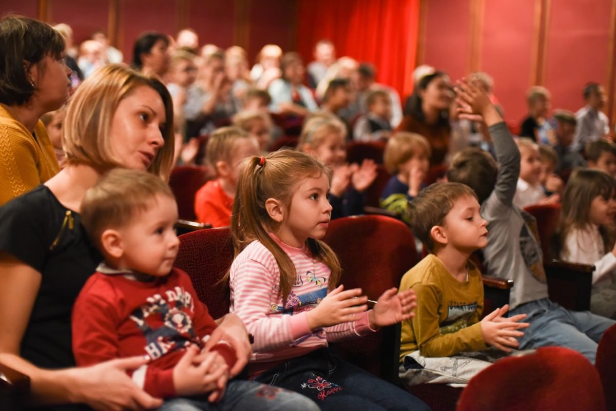 Зрители смотрели. Зрители в театре. Театр для детей. Дети зрители в театре. Поход в театр с детьми.