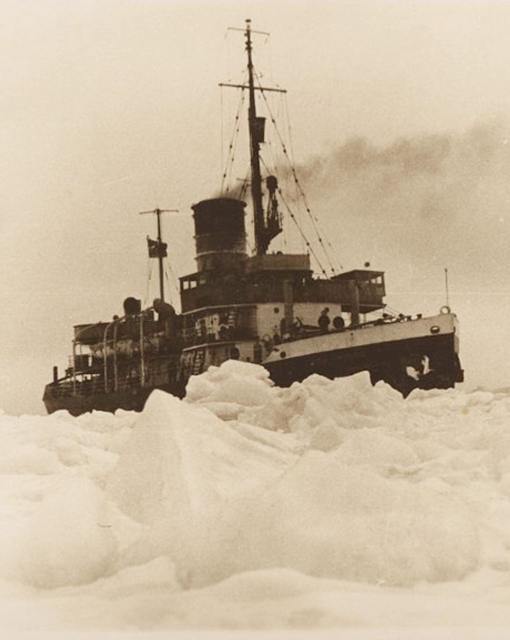 Ледокол «Илья Муромец» среди льдов. Амурский залив, 1952–1953 годы. Фотография: Ледокол «Красин» — филиал Музея Мирового океана, Санкт-Петербург